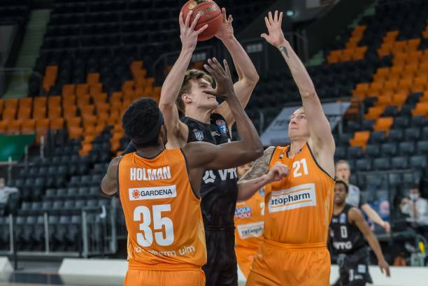 她坚守的不 她坚守的不